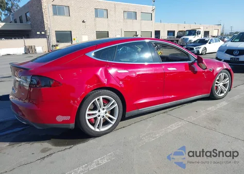 2013 Tesla Model S Performance z USA, uszkodzony, nr VIN 5YJSA1CP4DFP13611